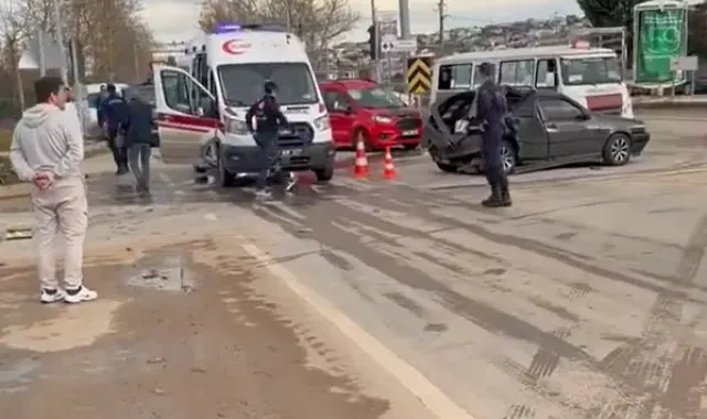 Yalova'da iki otomobil çarpıştı: 3 yaralı