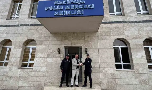 Polis ekipleri buldukları 30 bin 200 TL'yi sahibine teslim etti