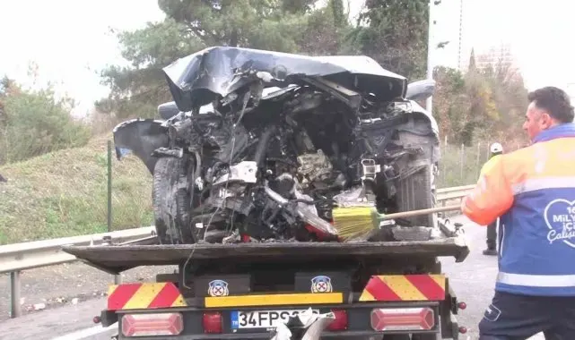 Ataşehir'de kontrolden çıkan otomobil bariyerlere ok gibi saplandı