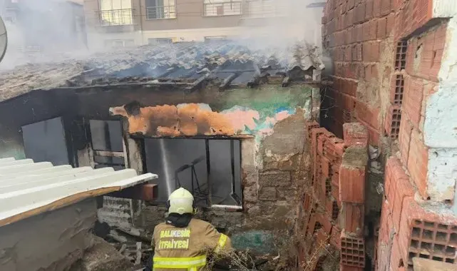 Erdek'te yangın boş ev küle döndü