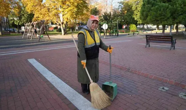 Fedakar anne: Her gün yolları süpürerek üniversitede çocuk okutuyor