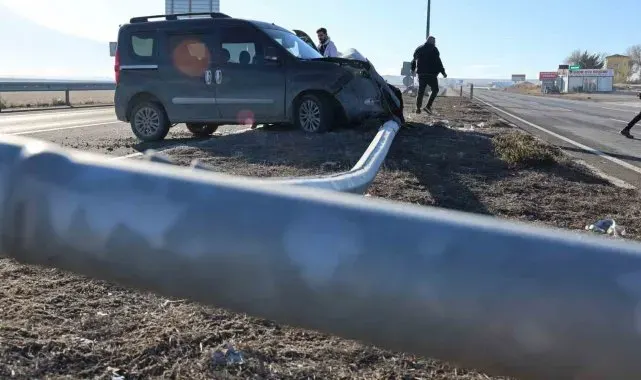 Aksaray'da direğe çarpan araç sürücüsü yaralandı