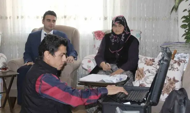 Yüzlerce vatandaşın kimlikleri adreslerinde teslim edildi