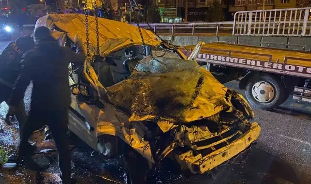 Hopa'da feci kaza... Kontrolden çıkan araç dereye uçtu: 1 ölü, 2 yaralı