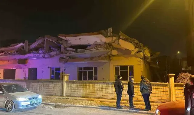 Malatya'da hasarlı 4 katlı bina çöktü