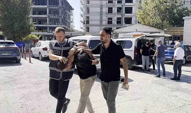 Polis kılığında yaşlı kadını dolandıran 2 şüpheli tutuklandı