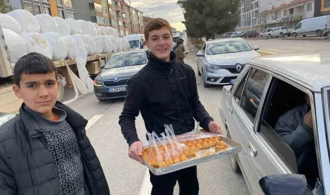 Konya'da Esed rejiminin son bulması sebebiyle baklava ikramı