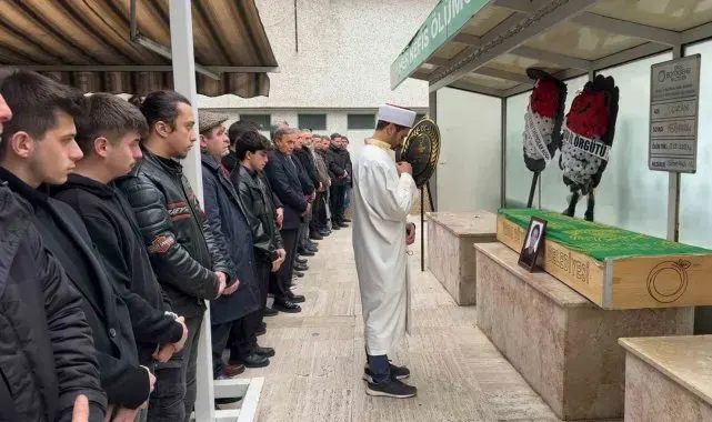 Yolun karşısına geçmek isterken otomobilin çarptığı genç hayatını kaybetti