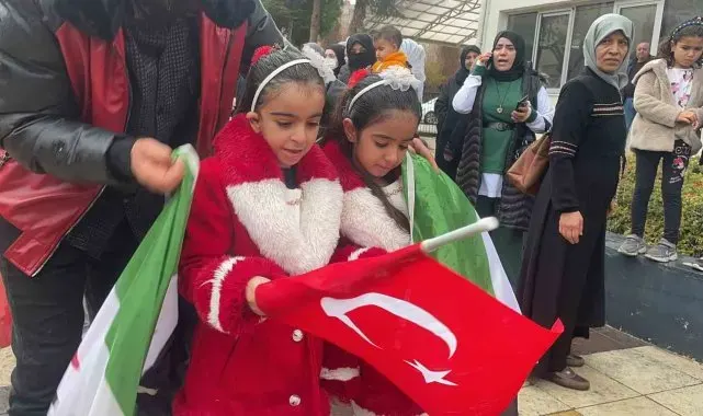 Denizli'de Suriyeliler rejimin düşmesini kutladı