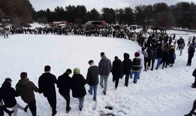 Karlar altında hamsi ve horon keyfi