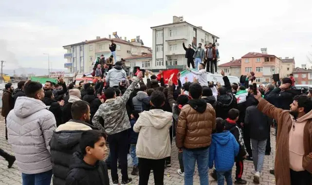 Elazığ'daki Suriyeliler Esed'in gidişini coşkuyla kutladı