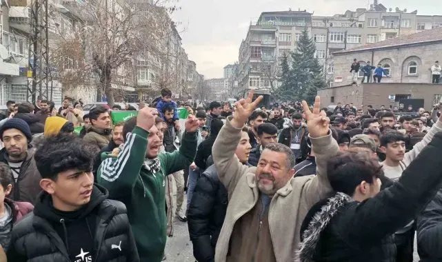 Kayseri'deki Suriyeliler Esed rejiminin indirilişini kutladı