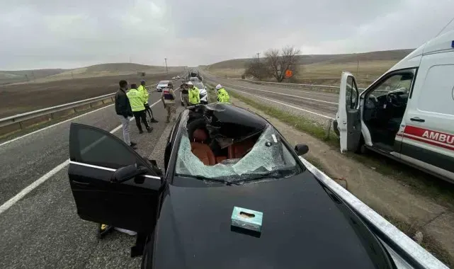 Diyarbakır'da tırdan fırlayan tekerin seyir halindeki otomobilin tavanına düşmesiyle 1 kişi öldü