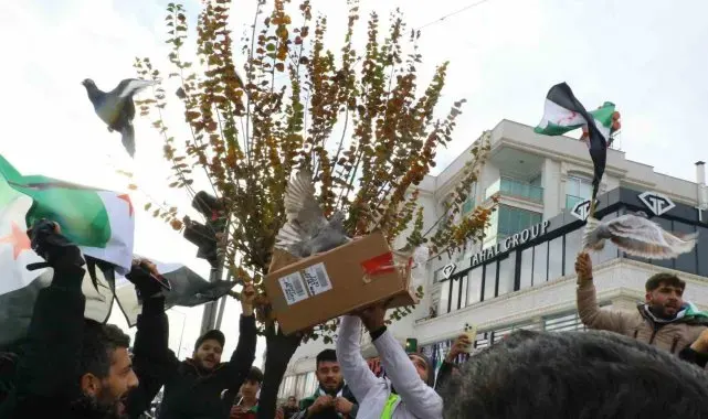 Antalya'daki Suriyeliler rejimin yıkılmasını gökyüzüne beyaz güvercin bırakarak kutladı