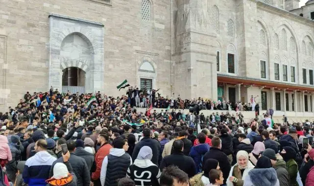 Fatih Camii'nde toplanan Suriyeliler, Esad rejiminin devrilmesini kutluyor