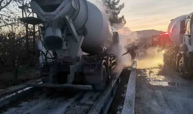 Seyir halindeki beton mikseri alev alev yandı