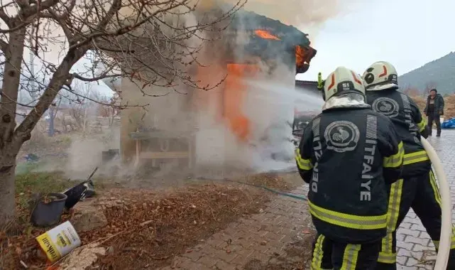Alevlerin sardığı tek katlı işyeri kullanılamaz hale geldi