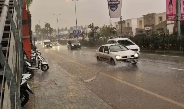 Bodrum'da sağanak yağış etkili oldu