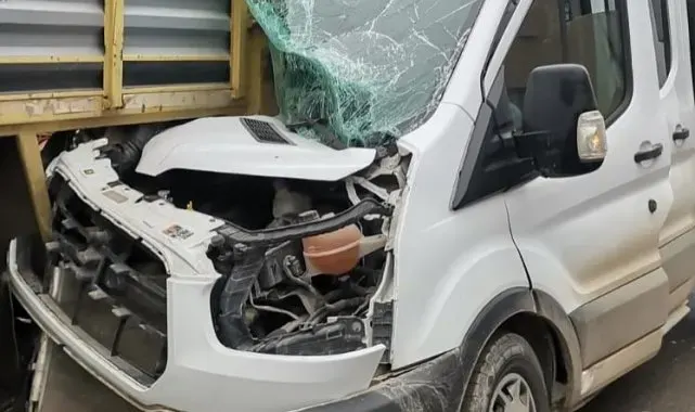 Kamyonet tırın dorsesine çarptı: 1 yaralı