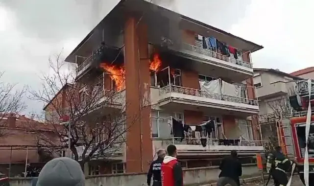 Eşine kızıp çocuğunun da içerisinde bulunduğu evi ateşe vermiş