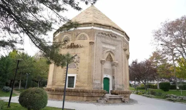 Anadolu'nun ilk kadın hükümdarının türbesi süslemeleri ile dikkat çekiyor