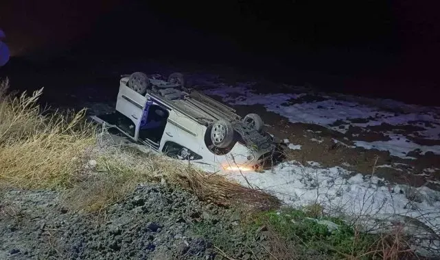 Ambulansa yetişmeye çalışan otomobil tarlaya devrildi: 2 yaralı