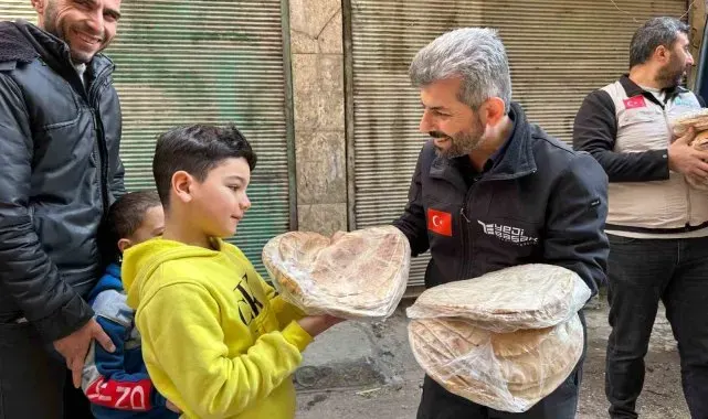 Türk yardım gönüllüleri Halep'te ekmek ve yemek dağıttı