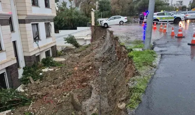Duvar yıkıldı, otomobil altında kaldı