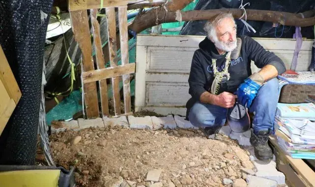 Ölürken gözyaşlarına boğulduğu köpeğini yaşadığı barakaya gömdü