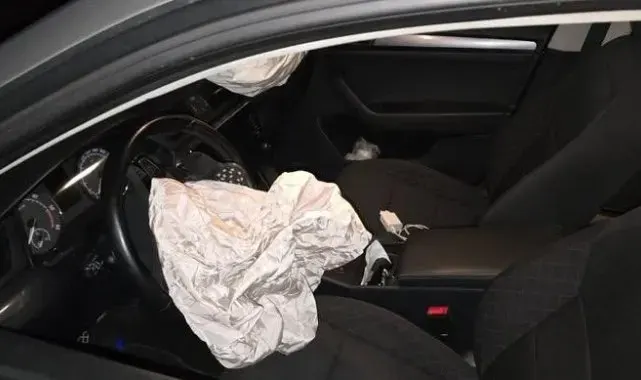 Mardin'de bariyerlere çarpan otomobilin sürücüsü yaralandı