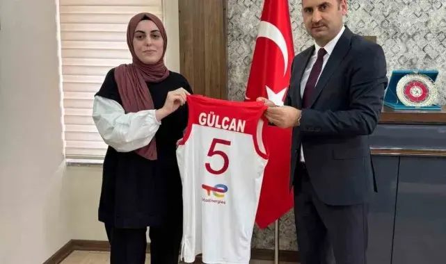 Yurtlig çekilişinden forma kazanana öğrenciye hediyesi verildi