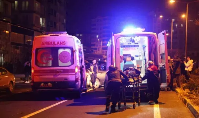 Ters şeritten geldi, kırmızı ışıkta bekleyen otomobile böyle çaptı