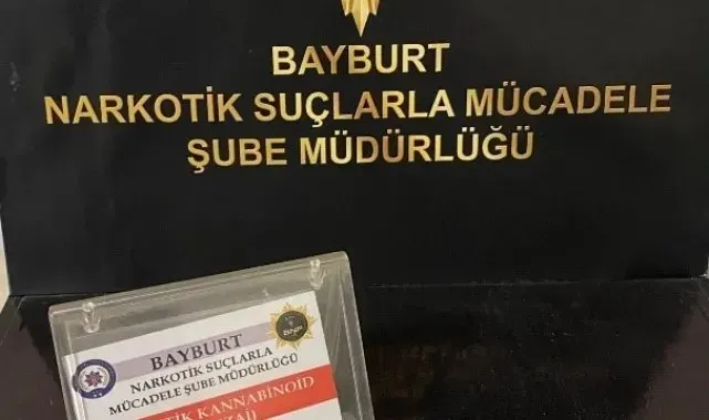 Bayburt'ta durdurulan araçtaki 2 şahsın üzerinde uyuşturucu madde bulundu