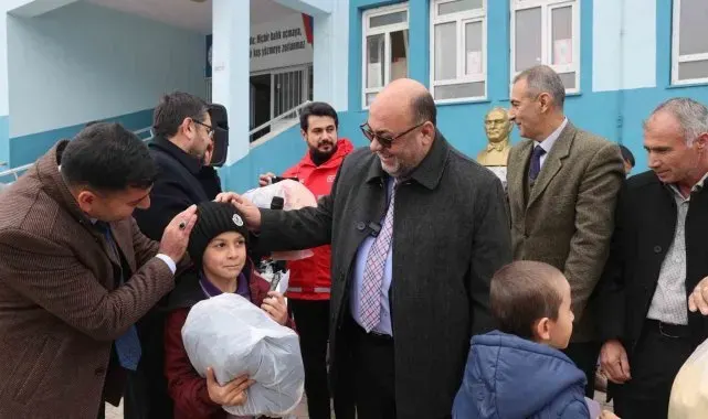 Dulkadiroğlu'ndaki çocuklara kışlık kıyafet yardımı
