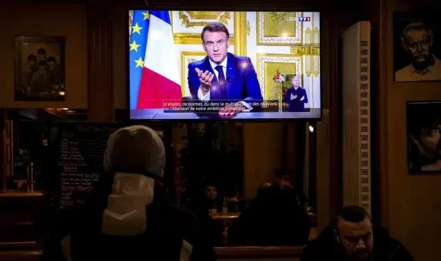 Macron: "Aşırı sağ ve aşırı sol, dün bir araya gelerek cumhuriyet karşıtı bir cephe kurdu"