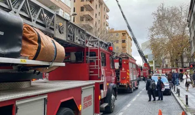 Ataşehir'de 8 katlı metruk binanın çatısı alev alev yandı