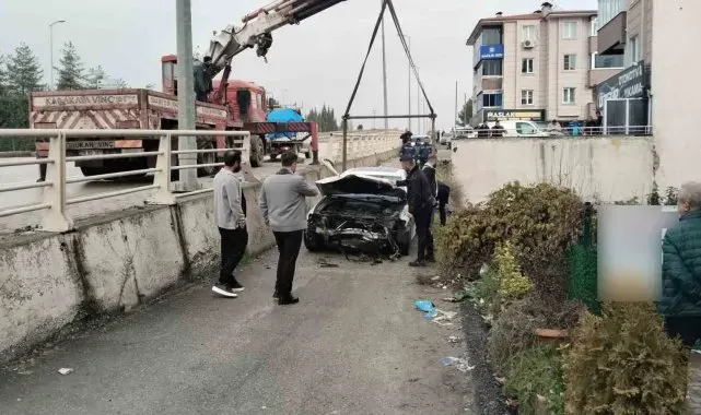Otomobilin panelvana çarpıp 2 metrelik duvardan düşme anı kamerada
