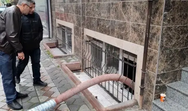 Sultangazi'de yağış sonrası yol çöktü, ev ve işyerlerini su bastı: Vatandaşlar İSKİ'ye tepki gösterdi