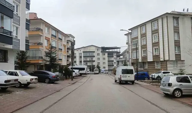 Boşanma aşamasındaki eşinin evinde bıçağı boğazına dayayıp intihara kalkıştı