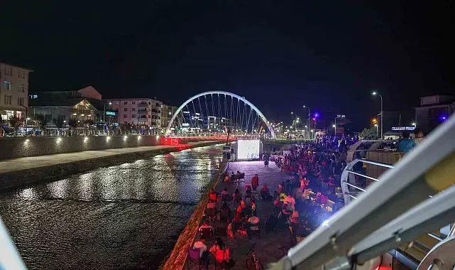 Dere kenarında açık hava sinema etkinliği
