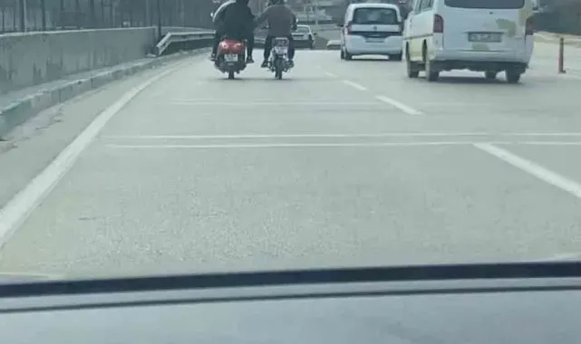 2 motosikletlinin tehlikeli yolculuğu kameraya yansıdı