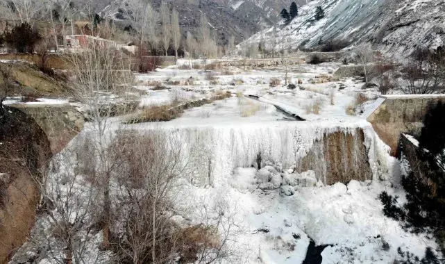 Erzincan'da dereler buz tuttu