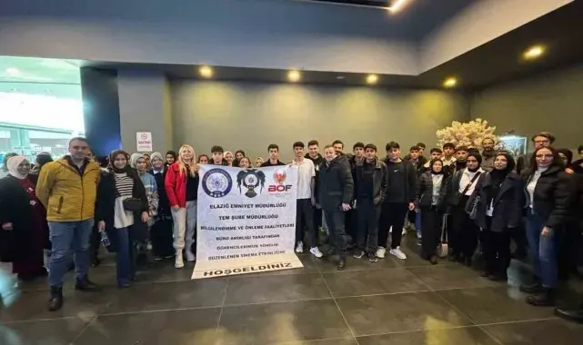 Elazığ'da polis ekipleri öğrencileri sinemaya götürdü