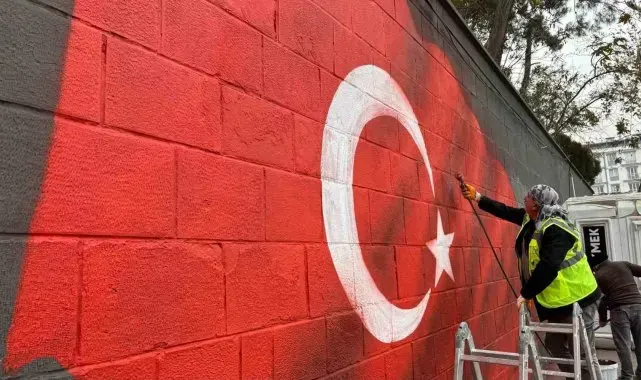 Dulkadiroğlu Belediyesi'nden duvar yazıları yerine Türk Bayrağı