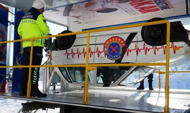 Bayburt'ta dondurucu havada emniyet kemerinin önemi anlatıldı