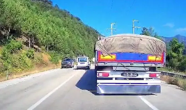 Hatalı sollama yapan araç kazaya neden oluyordu