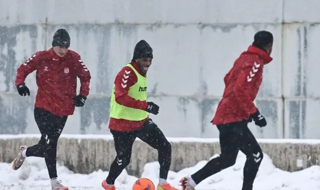Sivasspor, yoğun kar altında çalıştı