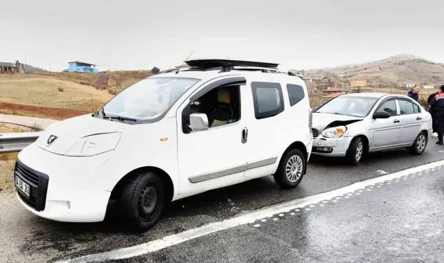 Hafif ticari araç ile otomobil çarpıştı: 2 yaralı