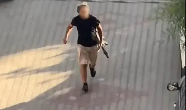 Kapısına pompalı tüfekle dayandı, sokakta terör estirdi