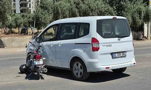 Motosiklet ile hafif ticari araç çarpıştı: 1 yaralı